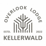 Logo von Overlook Lodge Kellerwald mit Baumgrafik, gegründet 2022 , Cozyhomes Ferienimmobilien, Ferienwohnung Bad Arolsen, Ferienhaus Kellerwald, Ferienhaus Edersee, Ferienwohnung Arolsen