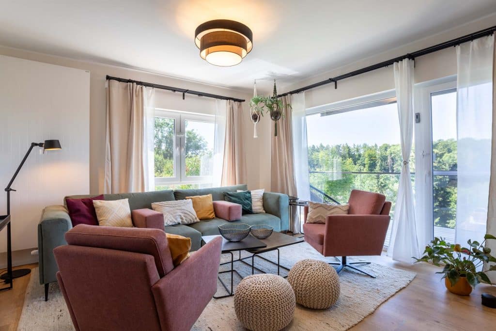 Moderne Wohnzimmergestaltung mit bequemer Couch, Sessel und großer Fensteransicht , Cozyhomes Ferienimmobilien, Ferienwohnung Bad Arolsen, Ferienhaus Kellerwald, Ferienhaus Edersee, Ferienwohnung Arolsen