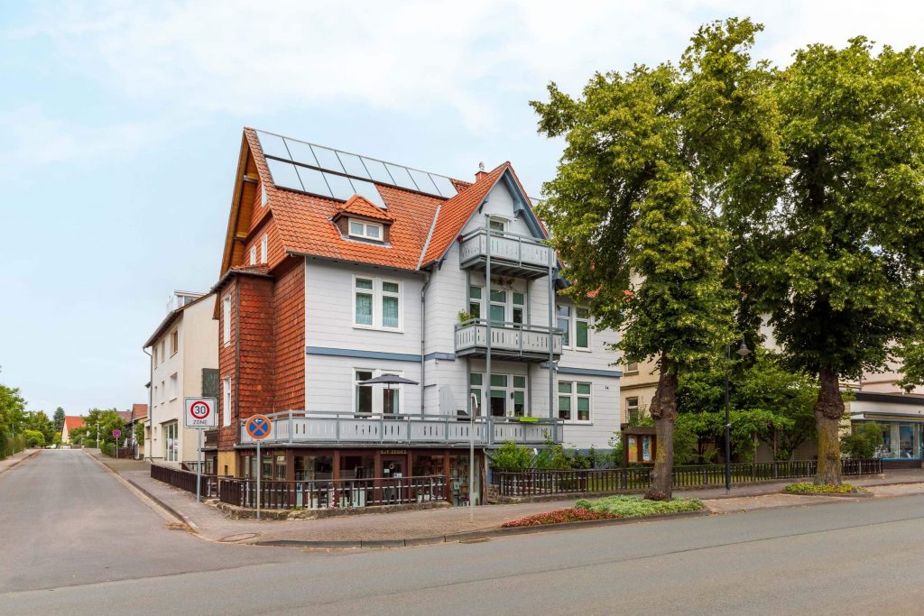 Eine stilvolle Ecke eines modernen Wohnhauses mit Balkon und Solarpanelen in einer ruhigen Straße , Cozyhomes Ferienimmobilien, Ferienwohnung Bad Arolsen, Ferienhaus Kellerwald, Ferienhaus Edersee, Ferienwohnung Arolsen
