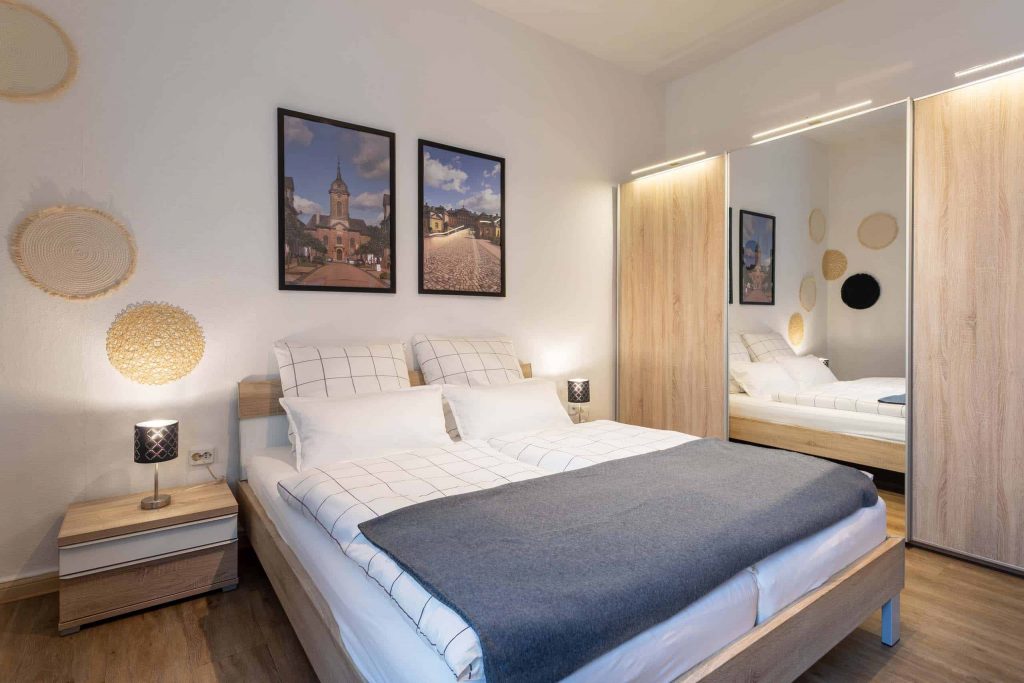 Moderne Schlafzimmer mit Doppelbett, Bildern und stilvollem Holzschrank , Cozyhomes Ferienimmobilien, Ferienwohnung Bad Arolsen, Ferienhaus Kellerwald, Ferienhaus Edersee, Ferienwohnung Arolsen