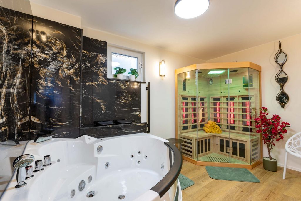 Modern Badezimmer mit Whirlpool, Holzsauna und stilvollem Dekor für Wellness und Entspannung , Cozyhomes Ferienimmobilien, Ferienwohnung Bad Arolsen, Ferienhaus Kellerwald, Ferienhaus Edersee, Ferienwohnung Arolsen